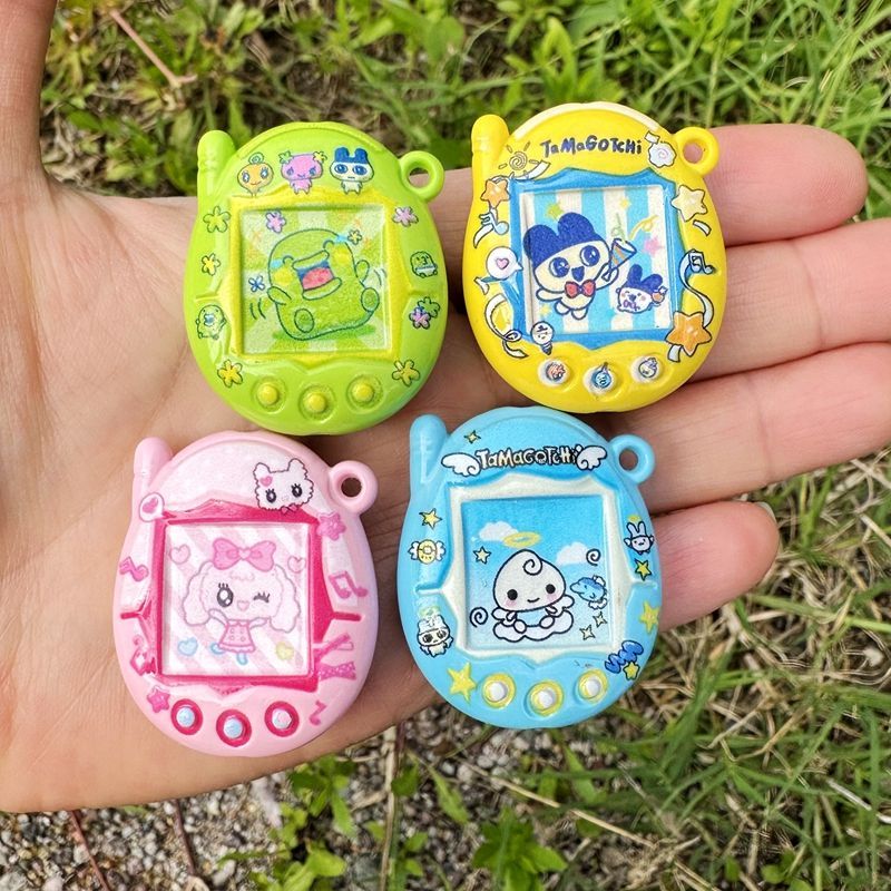 Mobile Electronics Gadgets - ลูกปัดพิมพ์ลายสองด้าน Tamagotchi วัสดุ DIY สำหรับทำเครื่องประดับเคลือบสีลายการ์ตูน ลูกปัดรูทะลุสำหรับทำพวงกุญแจโทรศัพท์มือถือ